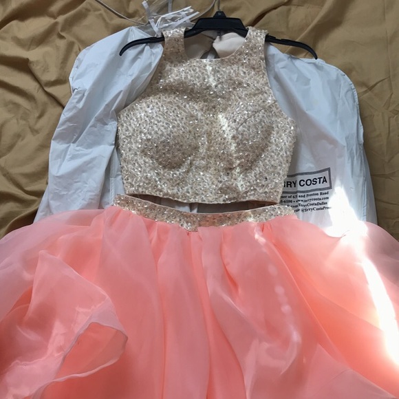 Prom dresses - Picture 2 of 4